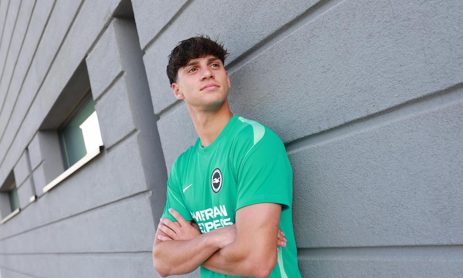 Rodrigo Rêgo com a camisola do Brighton