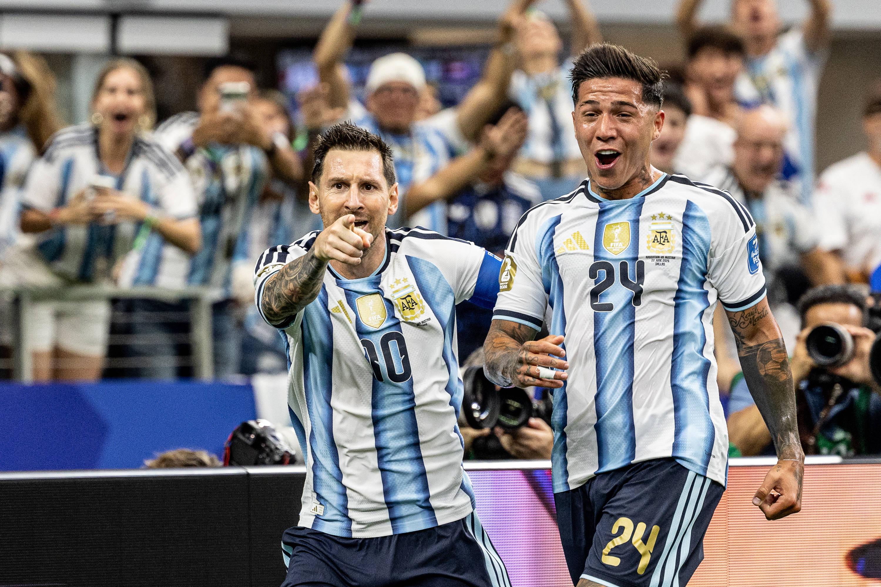 Enzo Fernández a celebrar com Messi