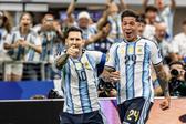 Enzo Fernández a celebrar com Messi na vitória da Argentina com o México