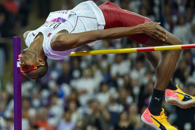 Atletismo: campeão olímpico do salto em altura lesiona-se durante a prova