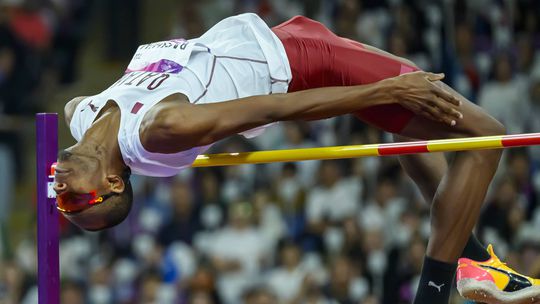 Atletismo: campeão olímpico do salto em altura lesiona-se durante a prova