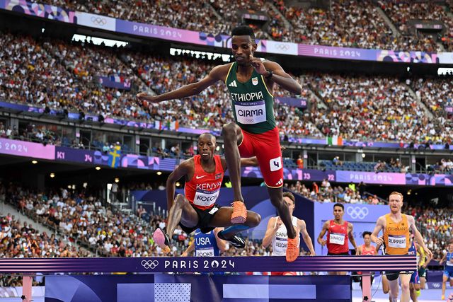Recordista dos 3000 metros obstáculos sofre queda e é retirado de maca (vídeo)