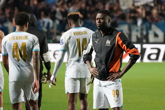 Gesto obsceno para o presidente e simulação de lesão: o caos em que se meteu Mbemba