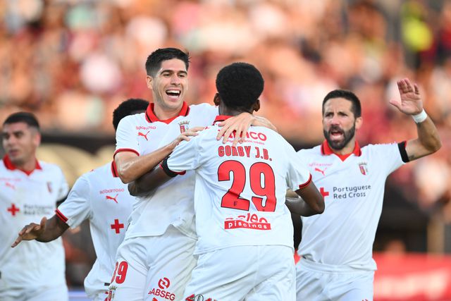 Médio teve uma tarde de sonho na Roménia e contou com a forte colaboração do ponta de lança (Foto: IMAGO)