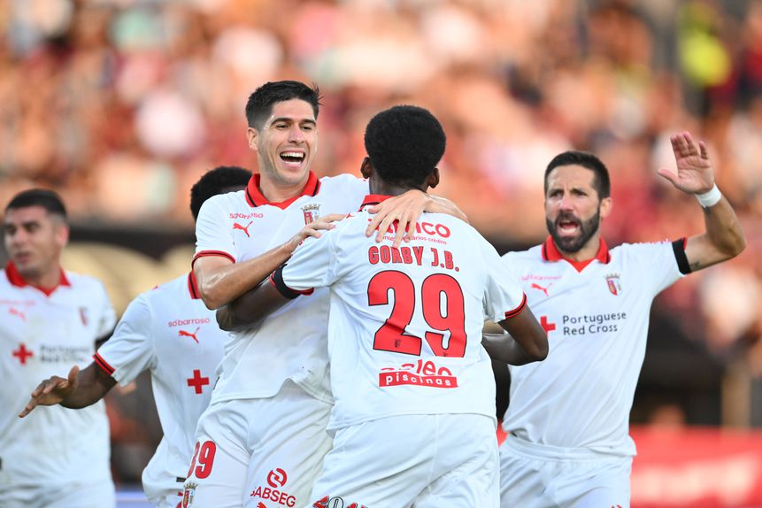 Médio teve uma tarde de sonho na Roménia e contou com a forte colaboração do ponta de lança (Foto: IMAGO)