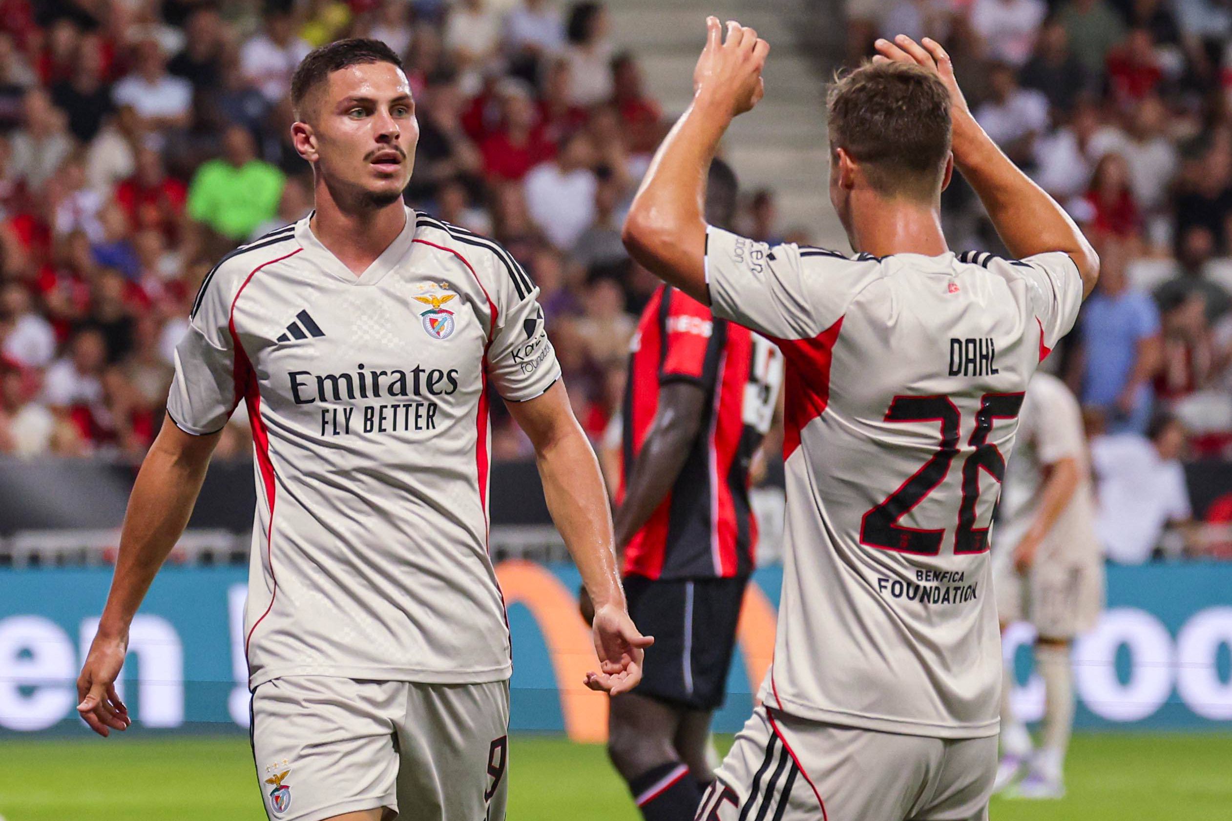 Ivanovic pediu calma aos adeptos do Nice depois de marcar e foi logo cumprimentado por Dahl