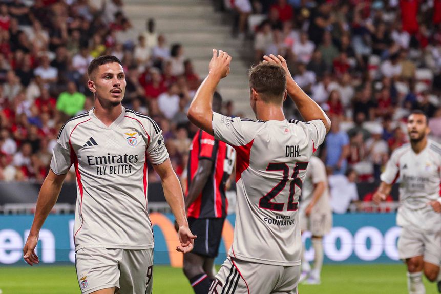 Ivanovic pediu calma aos adeptos do Nice depois de marcar e foi logo cumprimentado por Dahl