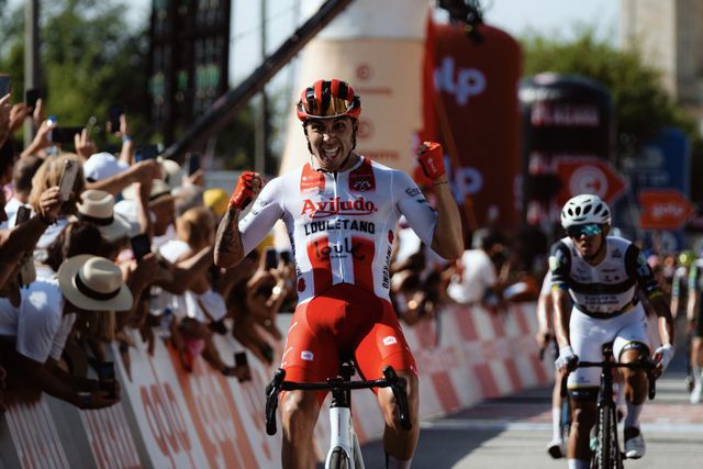 Volta a Portugal: Tivani mais forte no 'sprint' do Santuário