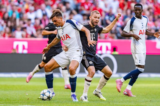 João Palhinha a disputar um lance frente ao ex-companheiro, Konrad Laimer Foto: IMAGO