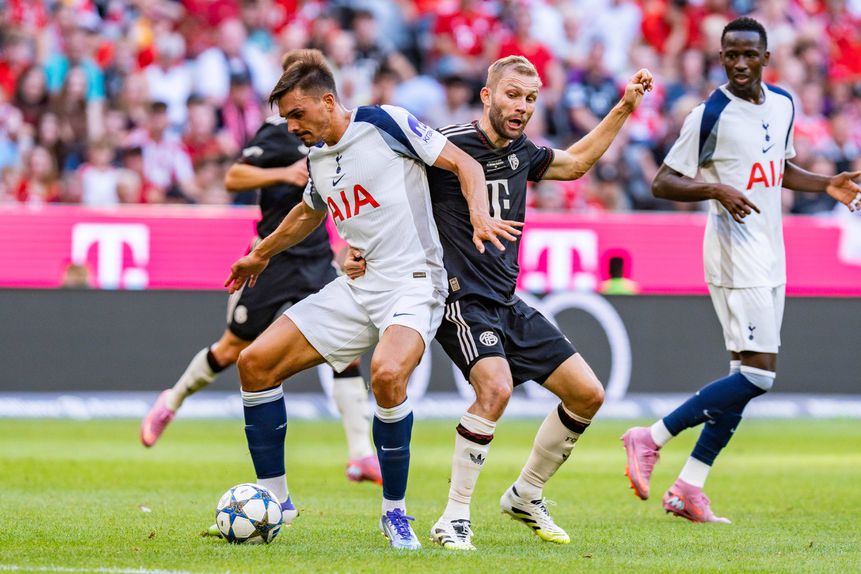 João Palhinha a disputar um lance frente ao ex-companheiro, Konrad Laimer Foto: IMAGO