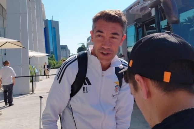 Bruno Lage fala com adeptos antes do regresso do Benfica de Nice