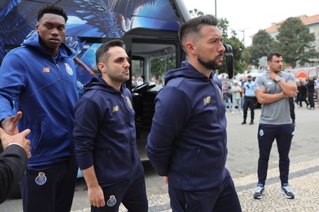 Samu e Farioli no funeral de Jorge Costa, durante a manhã desta quinta-feira (Foto: Catarina