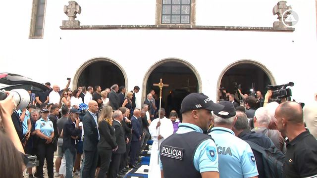 Fumos azuis e brancos e o hino do FC Porto: a despedida de Jorge Costa