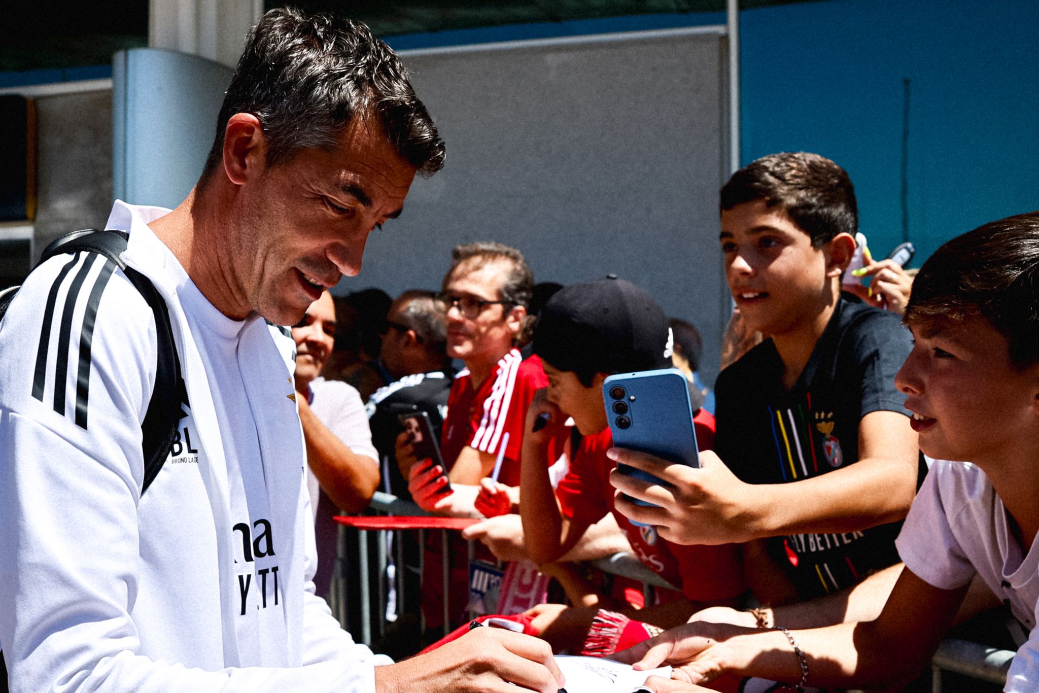 Bruno Lage dá autógrafos no aeroporto de Beja