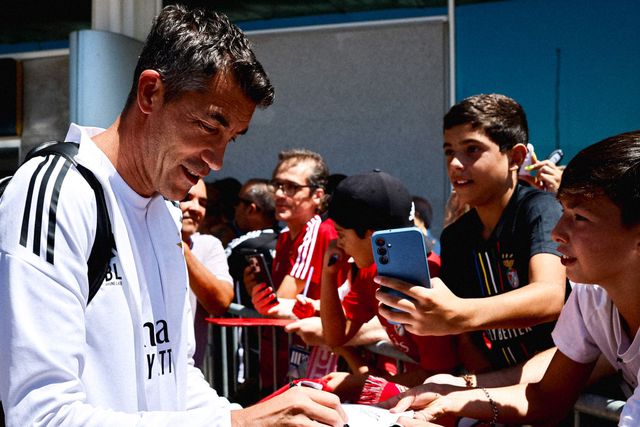 Bruno Lage dá autógrafos no aeroporto de Beja