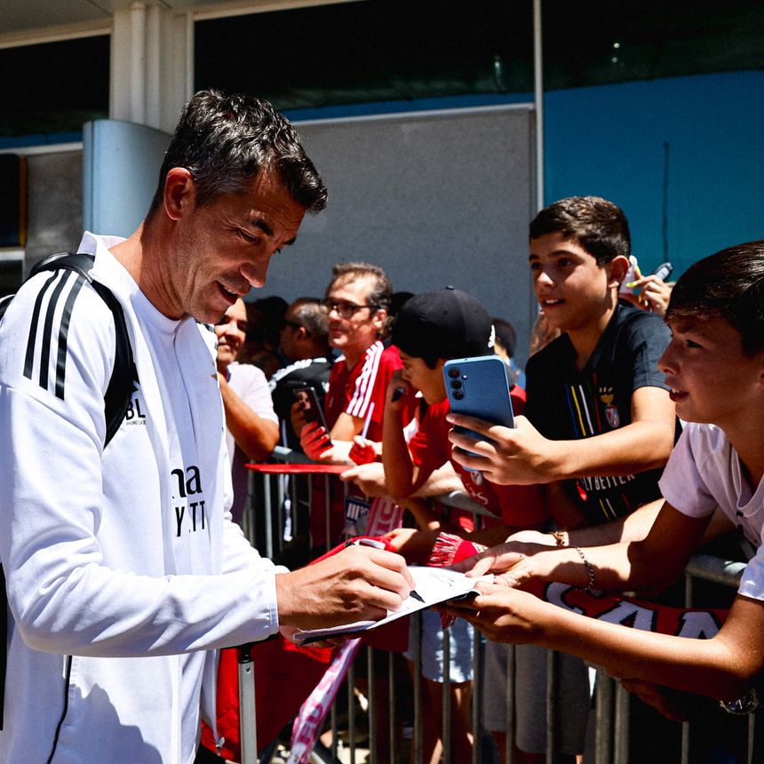 Bruno Lage dá autógrafos no aeroporto de Beja