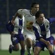 Ramires ao serviço do Alverca, num duelo com Alenitchev - Foto: A BOLA