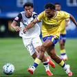 O jogador do Estoril Praia, Rafik Guitane, disputa a bola com o jogador do Famalicão, Pedro Santos - Foto: RODRIGO ANTUNES/LUSA