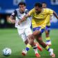 O jogador do Estoril Praia, Rafik Guitane, disputa a bola com o jogador do Famalicão, Pedro Santos - Foto: RODRIGO ANTUNES/LUSA