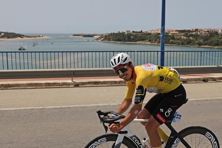 Rui Oliveira, camisola amarela da Volta a Portugal, bem disposto na passagem por Vila Nova de Milfontes (Nuno Veiga/LUSA)