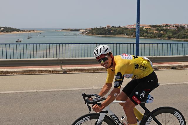 Rui Oliveira, camisola amarela da Volta a Portugal, bem disposto na passagem por Vila Nova de Milfontes (Nuno Veiga/LUSA)