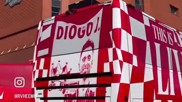 O «campeão imortal» Diogo Jota com homenagem no autocarro do Liverpool
