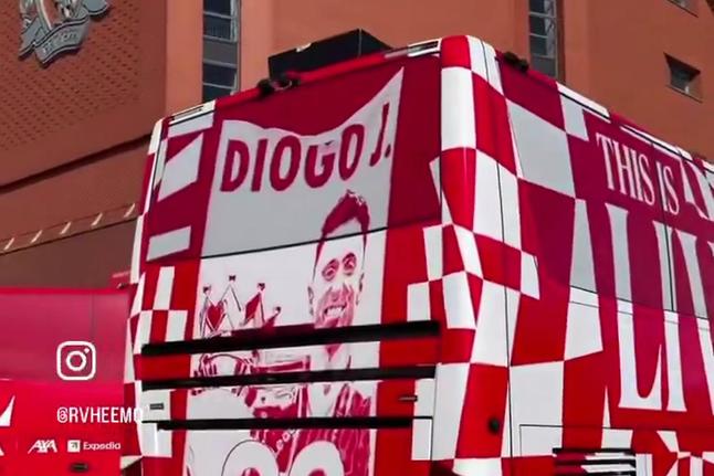O «campeão imortal» Diogo Jota com homenagem no autocarro do Liverpool