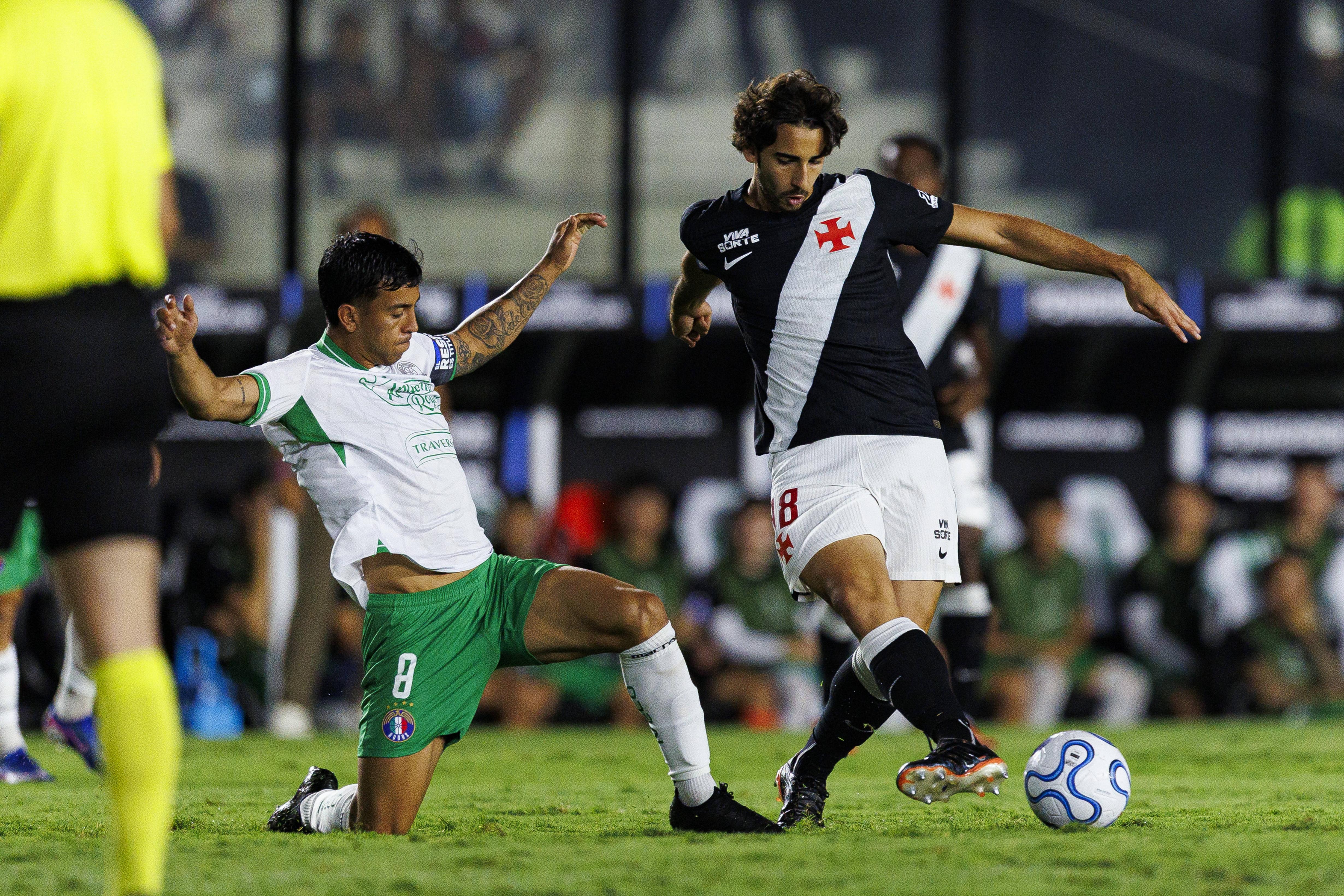 JP (à direita) em ação frente ao Audax, esta época, na Sul-Americana
