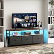 Armário de TV moderno, com iluminação LED azul ativada, três gavetas e um ecrã de televisão posicionado numa sala de estar.