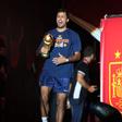 Rodri com o troféu de campeão do mundo