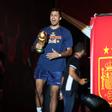 Rodri com o troféu de campeão do mundo
