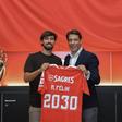 Nuno Félix e Rui Costa, médio e presidente do Benfica, respetivamente - Foto: SL Benfica)