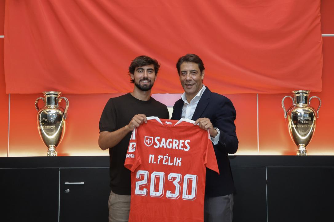 Nuno Félix e Rui Costa, médio e presidente do Benfica, respetivamente - Foto: SL Benfica)