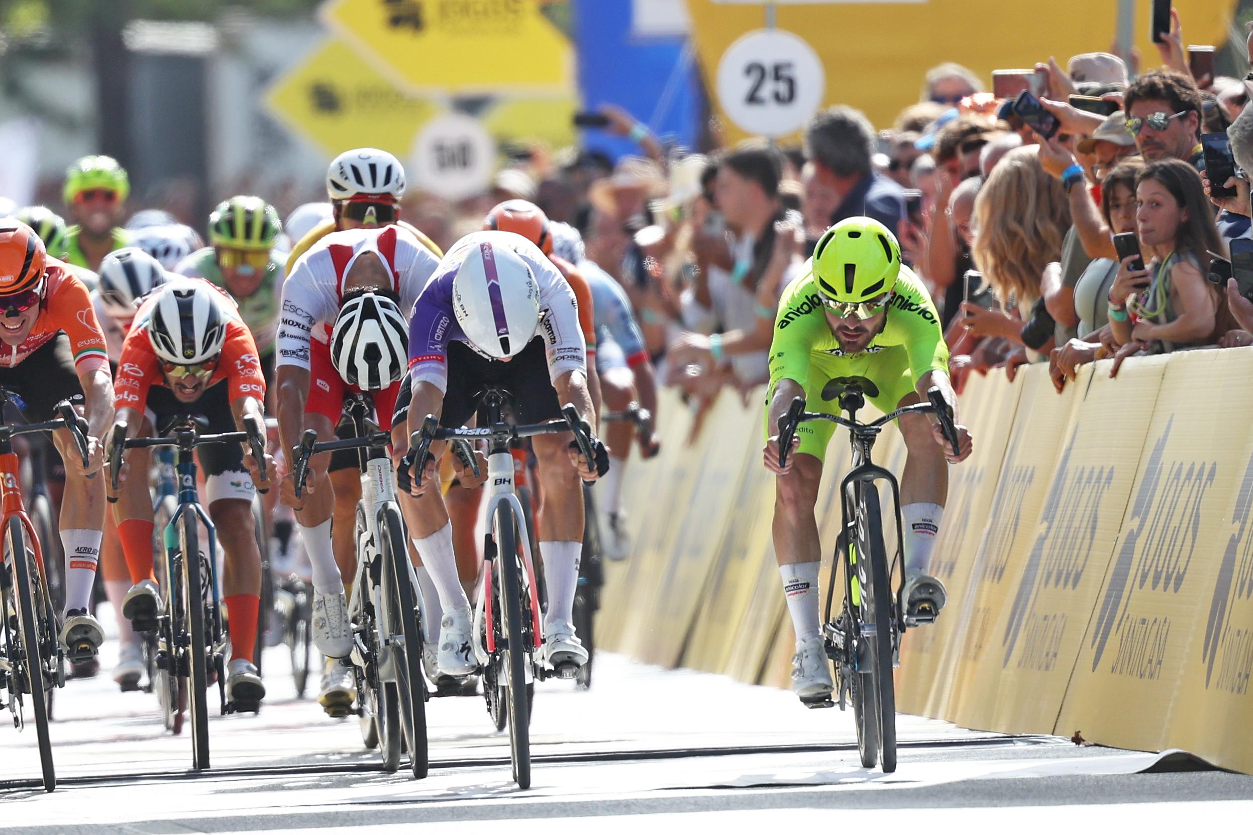 Santiago Mesa (à direita na foto) impõe-se por foto-finish a Daniel Cavia na 2.ª etapa da Volta a Portugal (Nuno Veiga/LUSA)