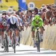 Santiago Mesa (à direita na foto) impõe-se por foto-finish a Daniel Cavia na 2.ª etapa da Volta a Portugal (Nuno Veiga/LUSA)