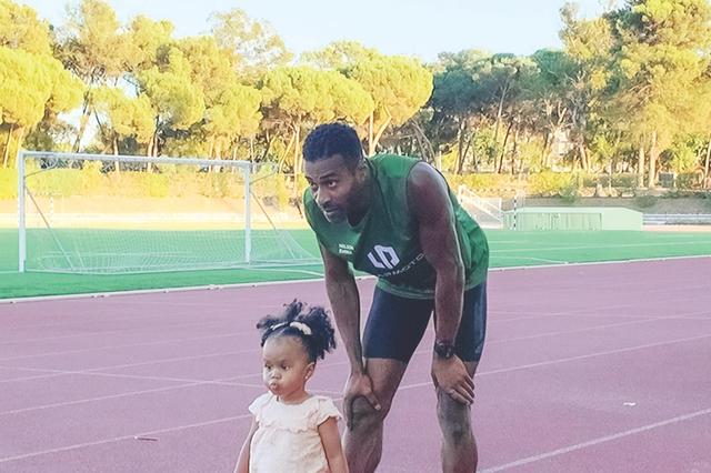 Nelson Évora com a filha Isabella no aquecimento para o Último Salto     Fotografia Gonçalo Rêgo/A Bola