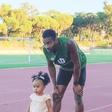 Nelson Évora com a filha Isabella no aquecimento para o Último Salto     Fotografia Gonçalo Rêgo/A Bola