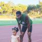 Nelson Évora com a filha Isabella no aquecimento para o Último Salto     Fotografia Gonçalo Rêgo/A Bola