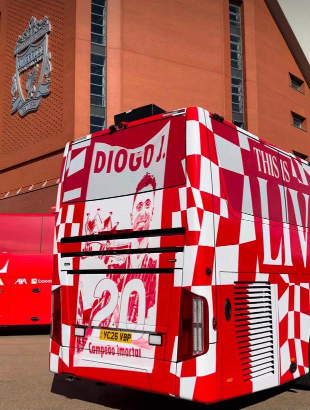 A homenagem a Diogo Jota na traseira do autocarro do Liverpool
