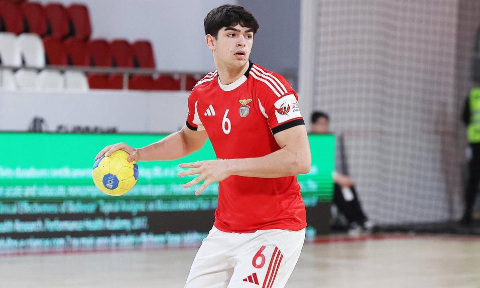 Miguel Maria Mendes, jovem lateral da equipa de andebol do Benfica lesinou-se ao serviço da seleção de sub-18 - Foto: SL Benfica