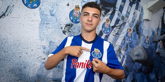 Martim Gonçalves assina contrato de formação com o FC Porto