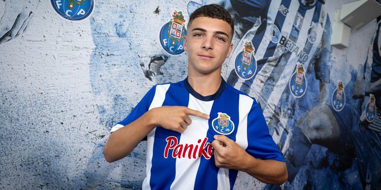 Martim Gonçalves assina contrato de formação com o FC Porto