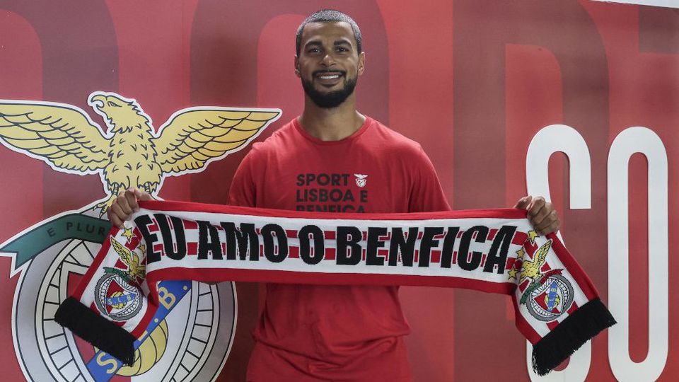 Aaron Broussard renova contrato com o Benfica