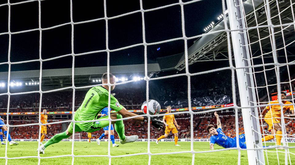 Vlachodimos na baliza da Grécia na derrota nos Países Baixos