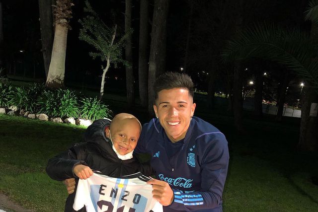 O gesto comovente de Enzo Fernández: médio ajuda criança a cumprir sonho