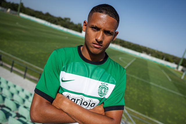 Luís Gustavo assina contrato profissional com o Sporting