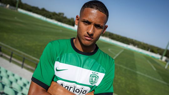 Luís Gustavo assina contrato profissional com o Sporting