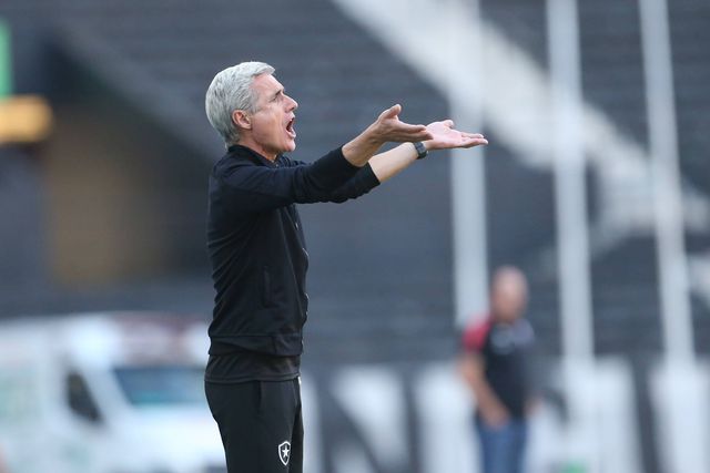 Luís Castro elogia ética de trabalho de Ronaldo e Otávio e aponta a títulos