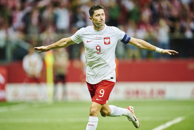 Polónia de Fernando Santos sofre para vencer Ilhas Feroé