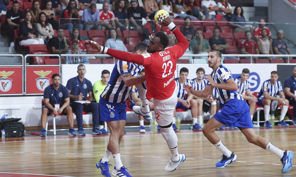 FC Porto vinga-se do Benfica e entra no campeonato com vitória na Luz